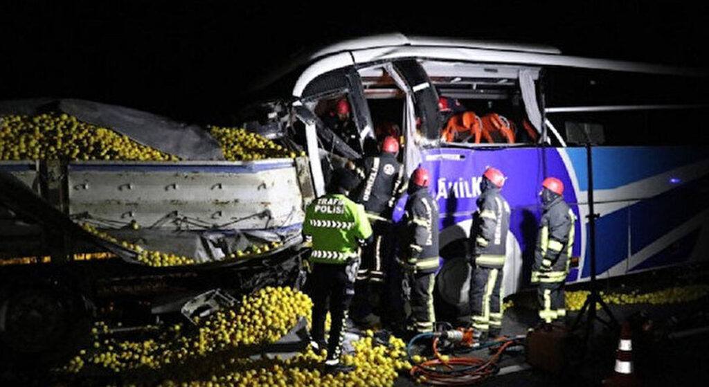 Yolcu Otobüsü TIR’a Çarptı: 1 Ölü, 21 Yaralı