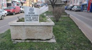 Caddenin Ortasında Kalan Mezarlar Görenleri Şaşırtıyor!