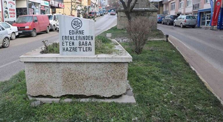 Caddenin Ortasında Kalan Mezarlar Görenleri Şaşırtıyor!