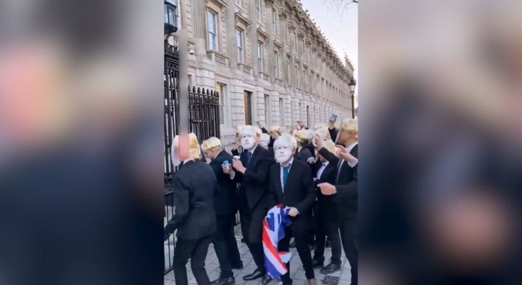 Boris Johnson’a Maskeli Protesto!