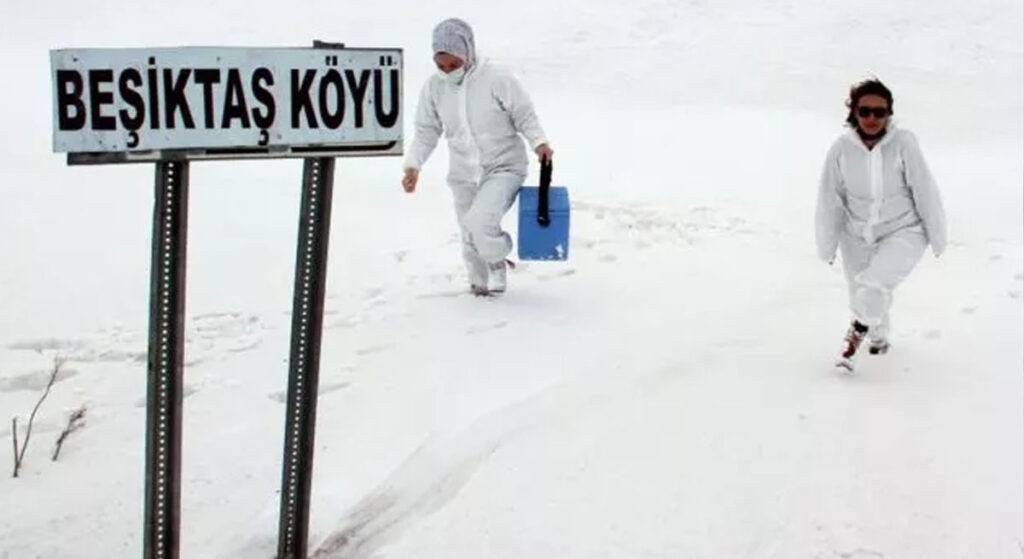  Ardahan’da Zorlu Mücadele! Ev Ev Dolaşıp Aşı Yapıyorlar