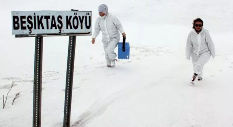  Ardahan’da Zorlu Mücadele! Ev Ev Dolaşıp Aşı Yapıyorlar