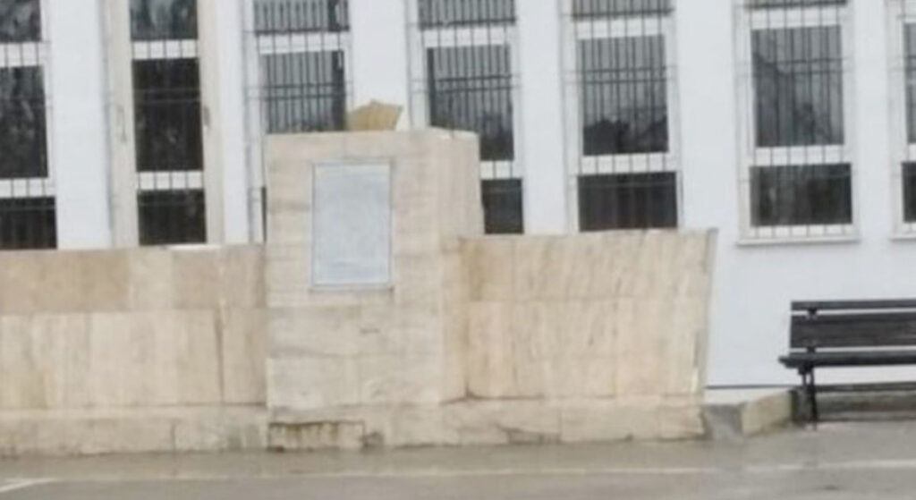 Atatürk Büstünü Yerinden Söktüler!