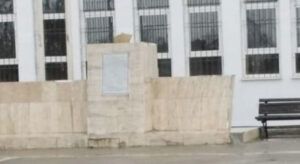 Atatürk Büstünü Yerinden Söktüler!