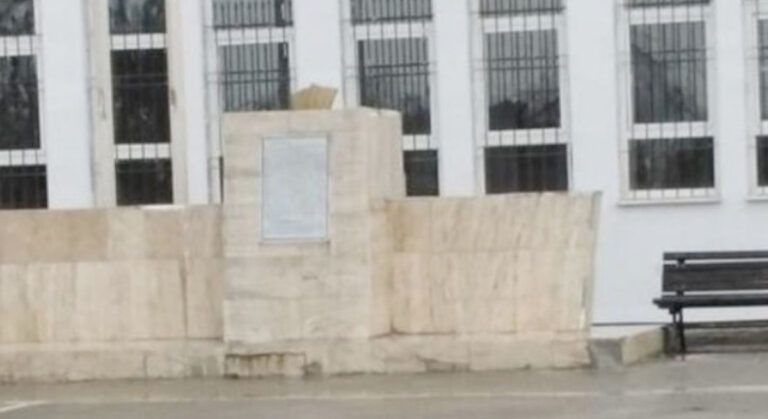 Atatürk Büstünü Yerinden Söktüler!