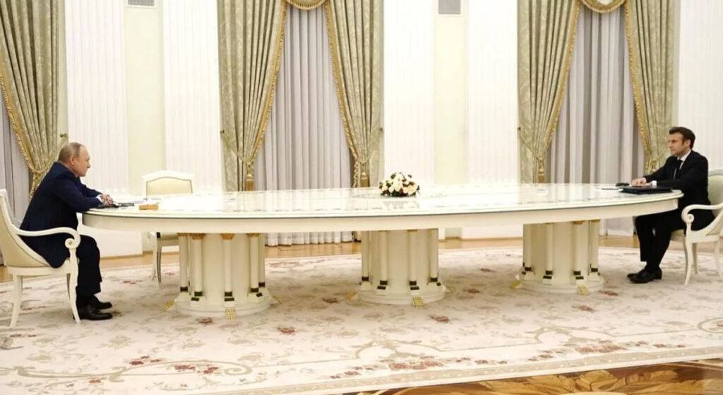 Putin ve Macron Görüşmesinde Tarihi Kare