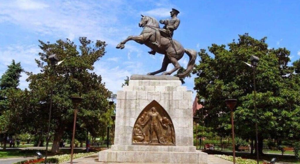 Heykele Saldıran CHP Gibi İçkici Çıktı!