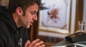 Fransa Cumhurbaşkanı Macron havacı kıyafeti giydi! ‘Zelenskiy taklidi’ dendi