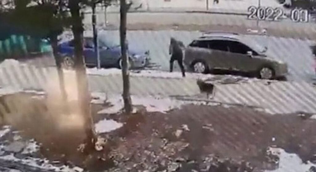 Sivas’ta, sokak köpeğinden kaçarken otomobilin çarptığı çocuk yaralandı