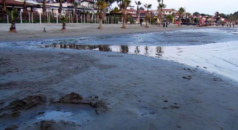 Muğla’da Deniz Elli Metre Çekildi
