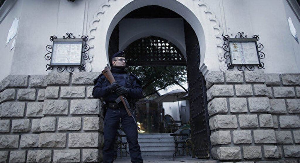 Fransa Ramazan Ayında İki Camiyi Kapattı!