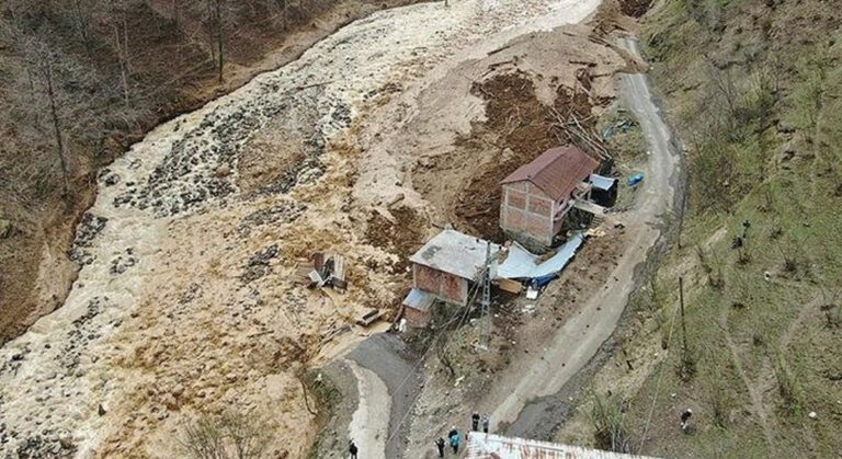 Trabzon’da Korkutan Anlar! 5 Ev Toprak Altında Kaldı