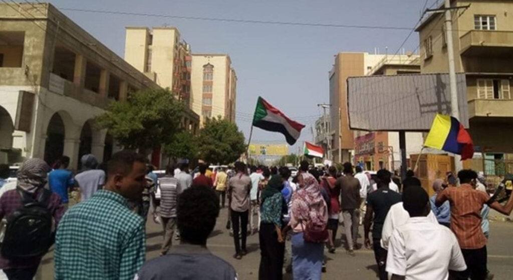 SUDAN’IN 5 ŞEHRİNDE SİVİL YÖNETİM TALEBİYLE DÜZENLENEN GÖSTERİLER