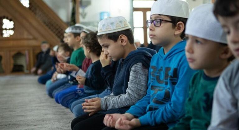 Cumhuriyet ve Sözcü Namaz Kılan Çocuklardan Rahatsız Oldu!