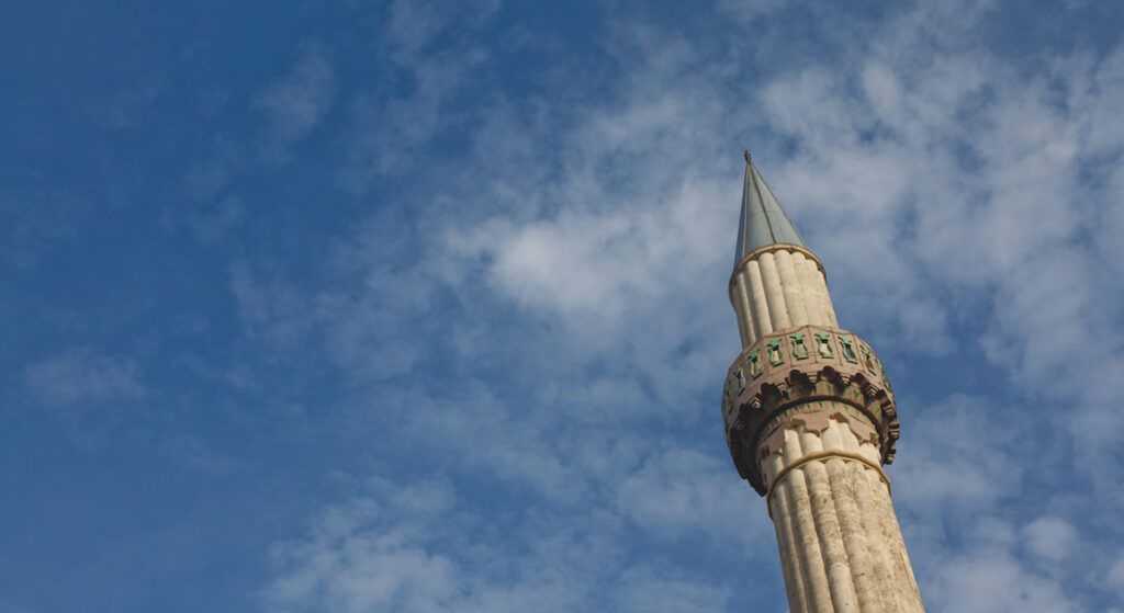 Merkezi Ezan Sistemine Girip Şarkı Dinlettiler