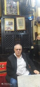 Resim: El-Fişavi kahvehanesinin duvarında asılı olan imzalı Mehmet Akif’in portresinin önünde bir ibretli bakış.