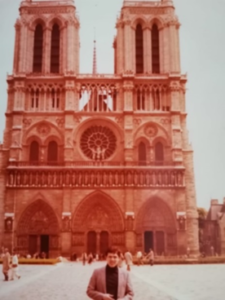 Resim: Almanya’da Lise Öğrencisiyken Paris Ziyaretim: Bu kilisede (Notre Dame Katedrali'nde) Kayser Napolyon, resmî eşi ve Fransa İmparatoriçesi Joséphine de Beauharnais'e taç giydirmiştir (2 Aralık 1804).